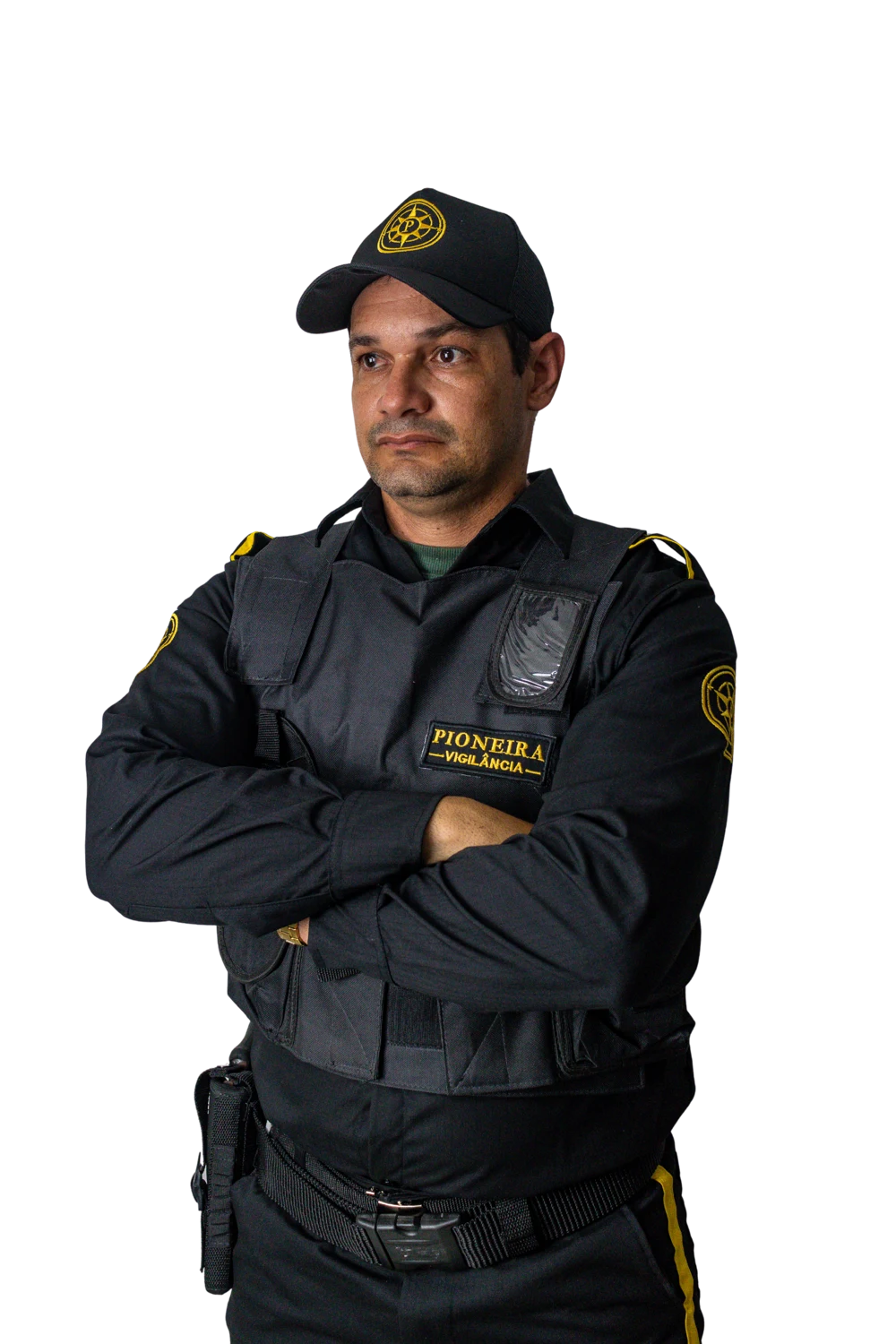 Vigilante da Pioneira em pose de braços cruzados